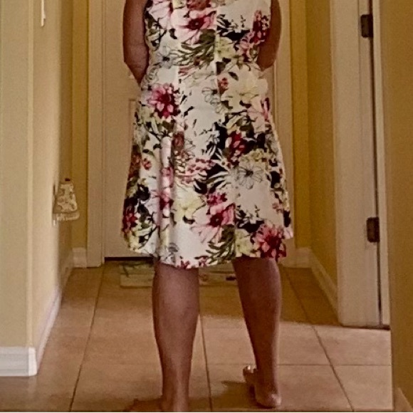 American living sleeveless dress beautiful flowers stretchy Red green ye… - Picture 5 of 16